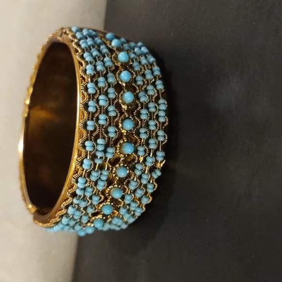 WIDE TURQUOISE COLORED BEADS WITH GOLD WIRE HINGED BRACELET - Picture 4 of 5